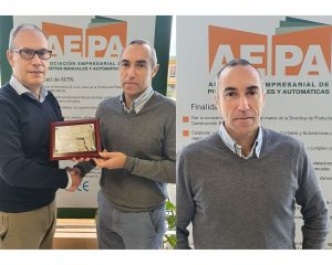 Puertas - Javier Pérez (izquierda), presidente de AEPA los últimos 9 años, recibe la placa de reconocimiento de la asociación de manos de Juan Carlos Erauso, nuevo presidente de AEPA (derecha).