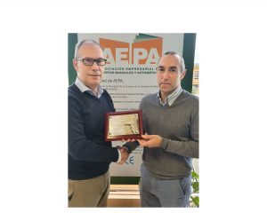 Puertas - Javier Pérez (izquierda), presidente de AEPA los últimos 9 años, recibe la placa de reconocimiento de la asociación de manos de Juan Carlos Erauso, nuevo presidente de AEPA (derecha).